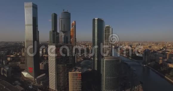 商业中心莫斯科城航拍无人机莫斯科的玻璃和混凝土摩天大楼商务视频的预览图
