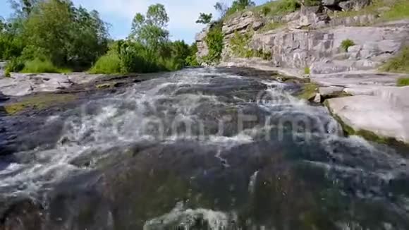 布基峡谷瀑布乌克兰语视频的预览图