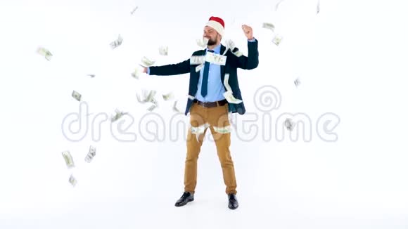 戴着圣诞老人帽子的人身上的美元缓慢地滑落视频的预览图