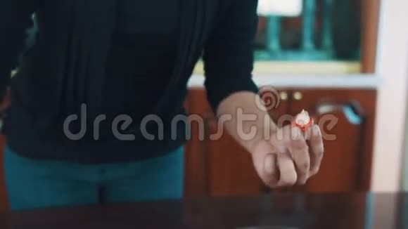 女人糕点厨师在厨房的小红通心粉上涂上奶油视频的预览图