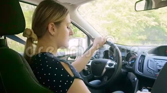 慢动作视频年轻女子开车时通过电话交谈视频的预览图