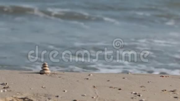 金字塔由白色的石头制成以海浪为背景视频的预览图