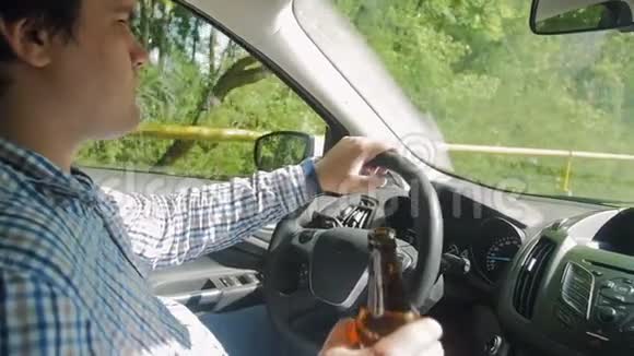 不负责任的男司机开车时饮酒的慢镜头视频的预览图