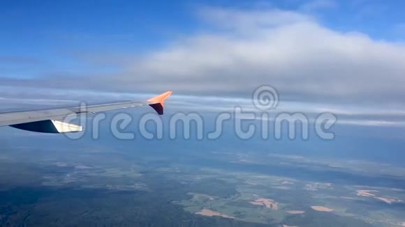 从云层上的飞机上观看视频的预览图
