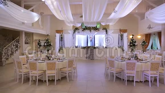 婚礼大厅的内部装饰为客人准备仪式和婚礼的漂亮房间视频的预览图