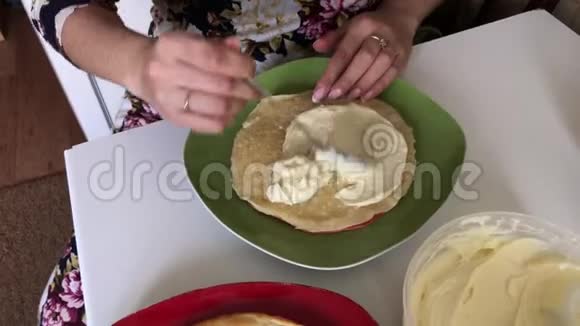 用马斯卡彭奶油做馅饼女人润滑马斯卡彭和炼乳蛋糕视频的预览图