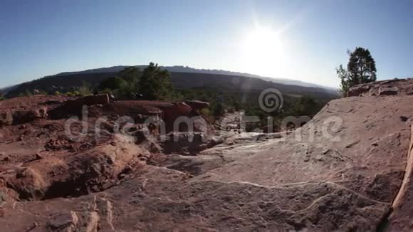岩架和广阔的沙漠景观视频的预览图