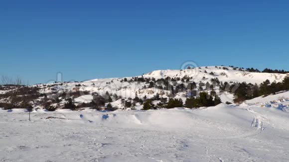 积雪覆盖的高空高原视频的预览图