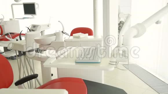 医疗设备背景下的红色牙科椅视频的预览图