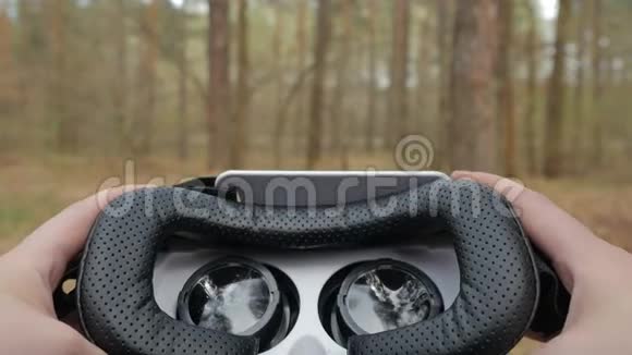 女性戴上虚拟现实眼镜视频的预览图