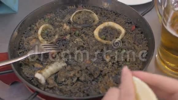 女人吃黑海鲜饭视频的预览图