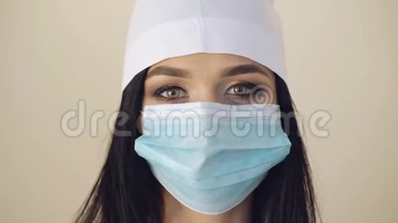 一位女外科医生脸上戴着4K的手术面罩视频的预览图