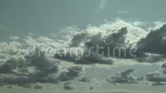 在晴朗的日子里蓬松的白云穿过蓝天视频的预览图