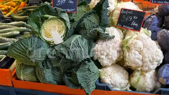 各种卷心菜白色布鲁塞尔西兰花颜色在市场柜台上健康食品健康纤维蔬菜视频的预览图