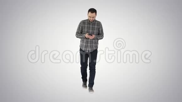 年轻人走路和使用手机在梯度背景上发消息视频的预览图