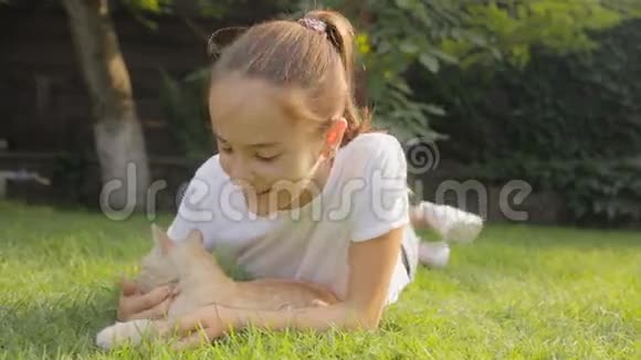 带着小猫躺在草地上微笑的少女多莉画像视频的预览图