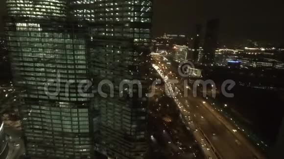 市区的道路交通和摩天大楼视频的预览图