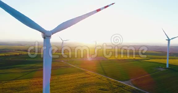 关闭旋转风车螺旋桨的拍摄能源生产背景视频的预览图
