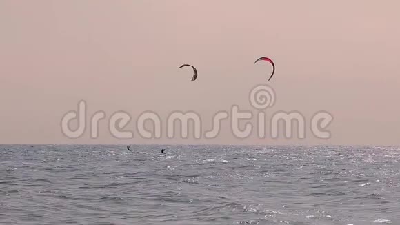 风筝冲浪在水上玩得非常开心人们做风筝冲浪视频的预览图