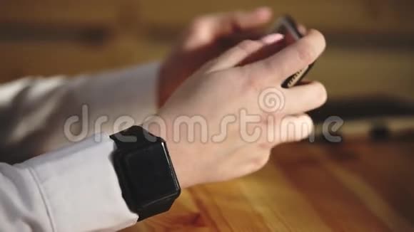 商务女性使用智能手机和智能手表的近镜头视频的预览图
