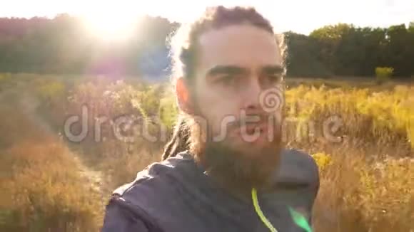 秋天慢跑一个正在训练的人跑步者的肖像视频的预览图