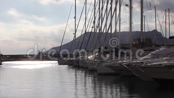 在西班牙卡尔佩的斯帕鲁斯尼米游艇码头与帆船游艇视频的预览图