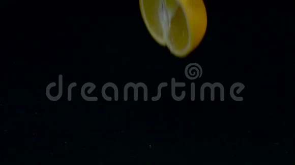橙色掉进水里分解成两部分黑色背景慢动作视频的预览图