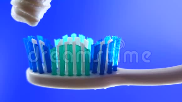 牙刷贴在牙刷上视频的预览图