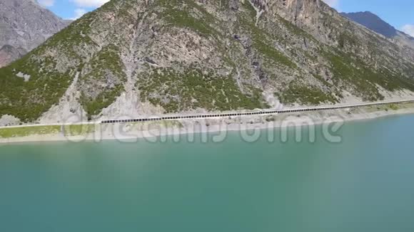 利维尼诺湖是一个高山人工湖道路被雪崩保护意大利阿尔卑斯山意大利视频的预览图