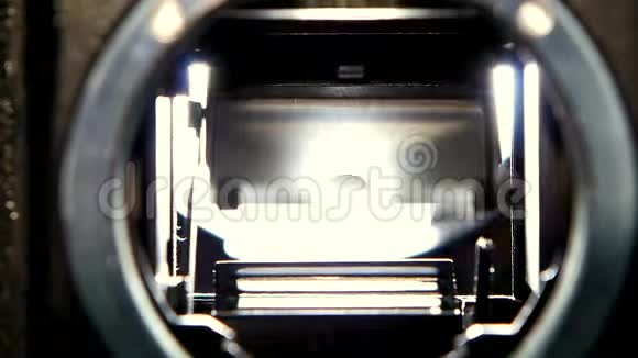 慢镜头下膜片相机快门叶片的特写镜头视频的预览图