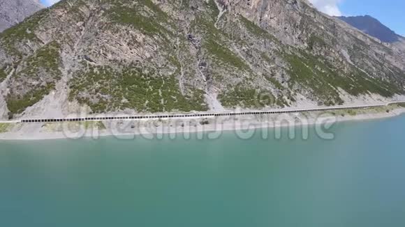 利维尼诺湖是一个高山人工湖道路被雪崩保护意大利阿尔卑斯山意大利视频的预览图