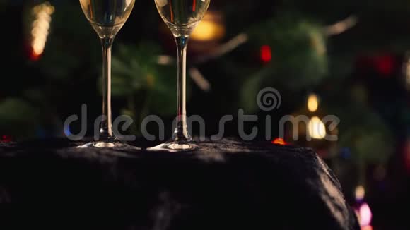 圣诞树背景上的两杯香槟庆祝圣诞节和新年视频的预览图