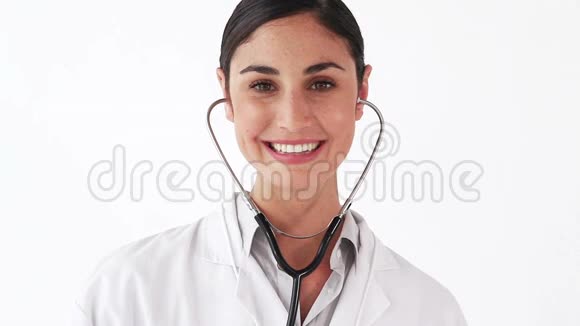 微笑医生拿着听诊器显示各种图标视频的预览图