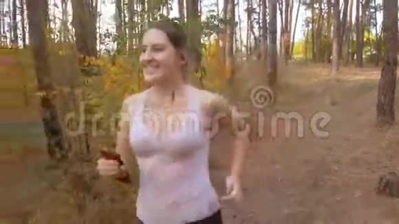 4森林慢跑时美女带着耳机听音乐视频的预览图