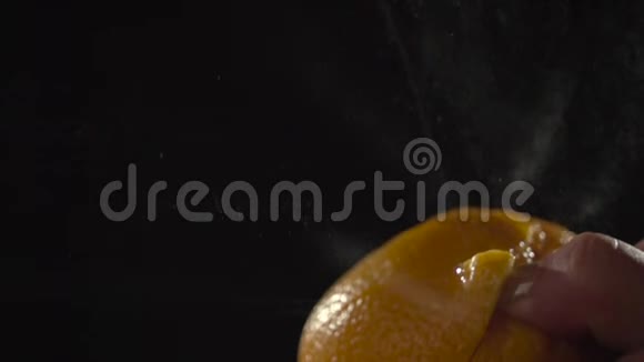 用手指从果皮上剥出橘子视频的预览图