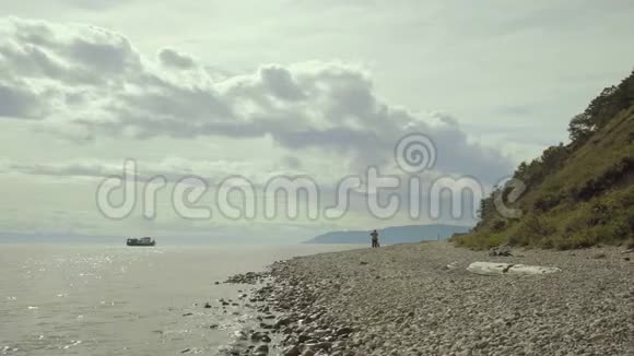 夏天一艘小拖船在贝加尔湖的水域中移动视频的预览图