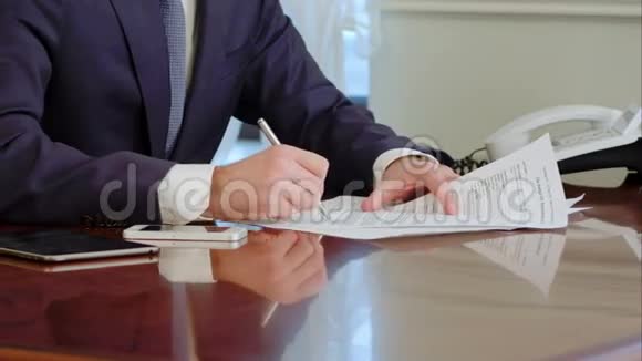 人手用圆珠笔签纸文件签名是假的视频的预览图