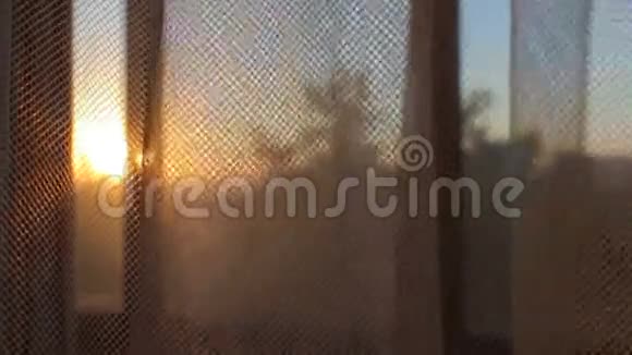 日落日出时随风而动的透明窗帘近在咫尺视频的预览图
