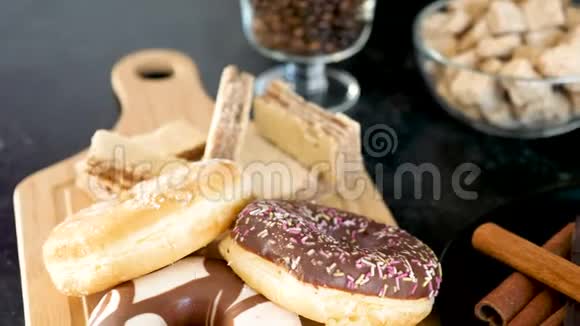 木板上的甜甜圈和盘子里的黑巧克力视频的预览图