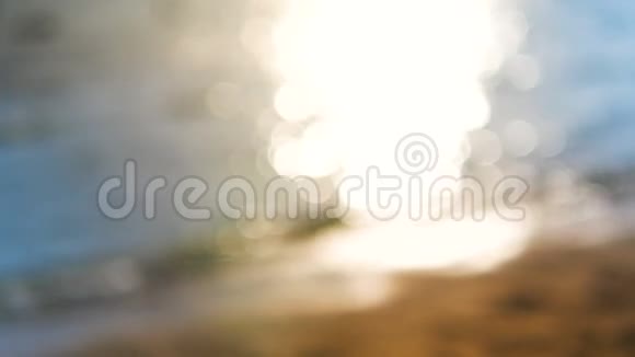 抽象的背景模糊的海滩阳光和闪闪发光视频的预览图