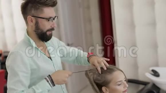 专业美发师造型梳理模特发型美容院的美女视频的预览图