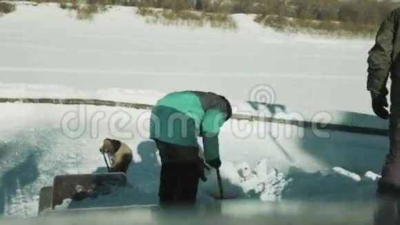 挖雪的人视频的预览图