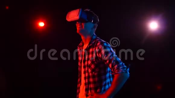 喜欢看虚拟现实眼镜的人红色射灯视频的预览图