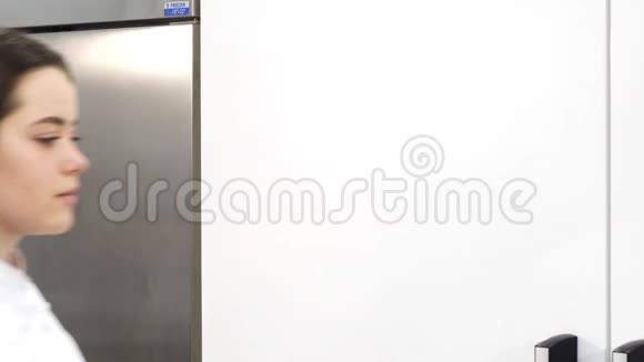 漂亮的女厨师在厨房工作时微笑着对着镜头视频的预览图