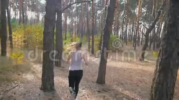 早上在森林里运动的漂亮年轻女子慢镜头视频的预览图
