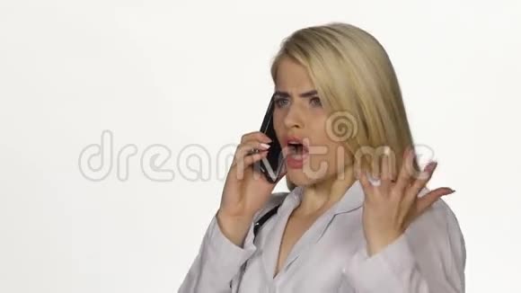 医生在电话里担心生气白色的特写视频的预览图