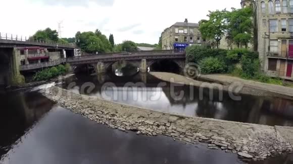 无人驾驶飞机从英格兰北部的一条河上飞起视频的预览图