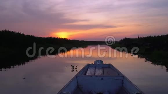 在日出时骑木制长尾船泰国塔勒诺伊水禽保护区湖前景POV视频的预览图