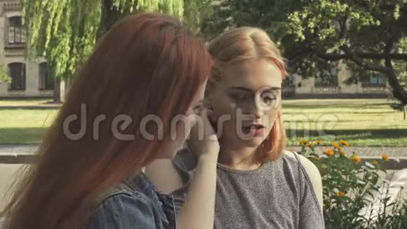 两个女孩在聊天视频的预览图