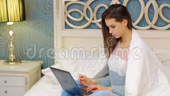 网络远程工作自由职业女孩打字笔记本电脑视频的预览图